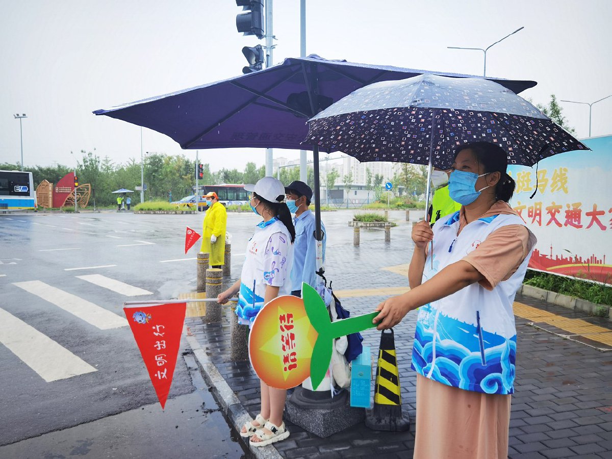小手牵大手劝导交通文明