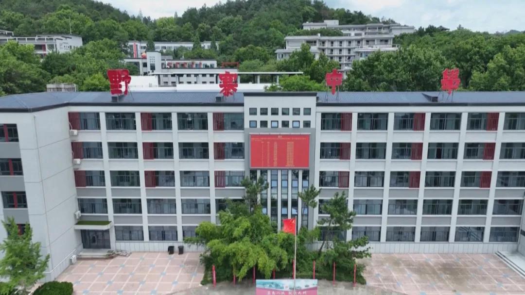 安徽省潜山野寨中学再传捷报,51名毕业生被军校录取