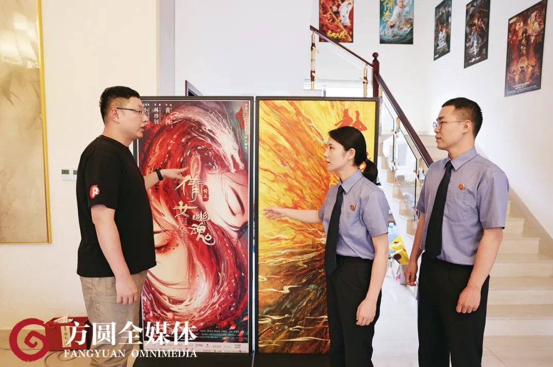 因为经常到横店影视城走访，东阳市检察院的检察官对影视城非常熟悉。图为检察官正在向影视文化产业从业人员了解其经营情况。