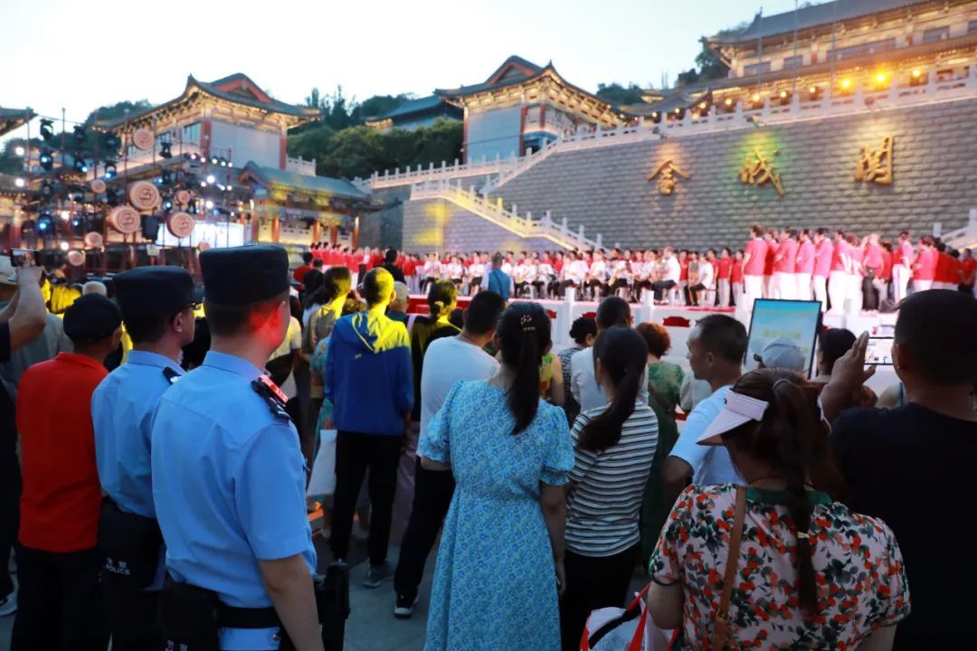 "金城关·黄河古渡"景区位于兰州市城关区中山桥北广场,地理位置独特