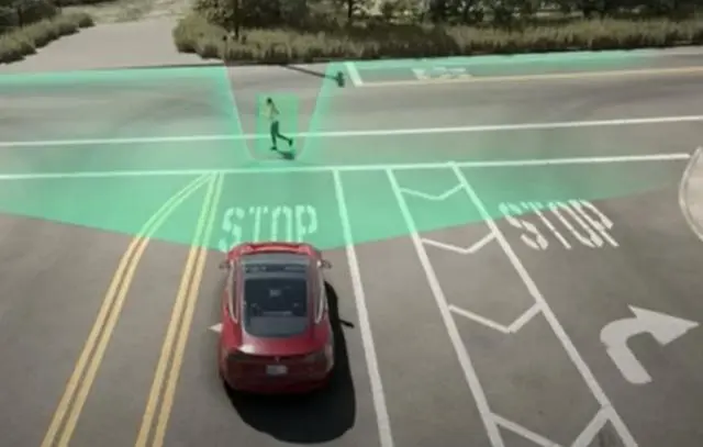 特斯拉自动驾驶系统可识别路上的障碍物 图片来源：美国特斯拉公司发布的视频截图