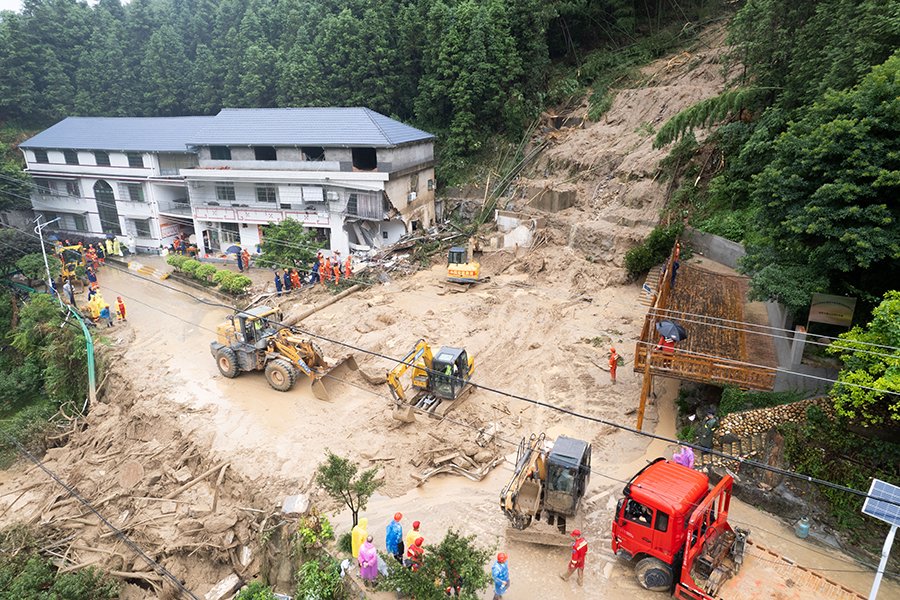 7月28日,湖南衡阳南岳区突发山体滑坡,图为在衡阳市南岳区寿岳乡岳林