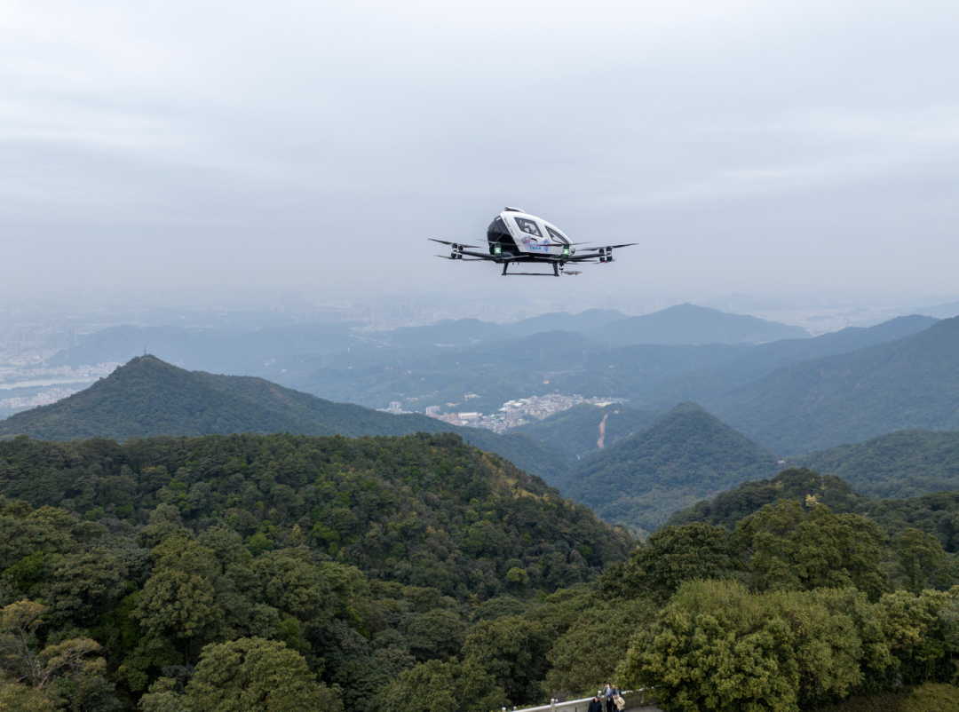 罗湖区梧桐山上进行无人驾驶载人航空器进行载人观光试飞。深圳特区报记者 赖犁 摄