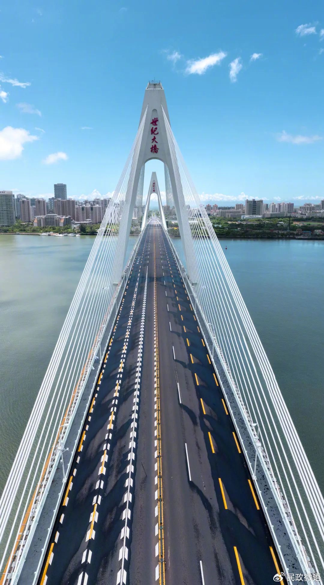 &nbsp;海口市连接主城区和海甸岛的世纪大桥.供图/杨思懿