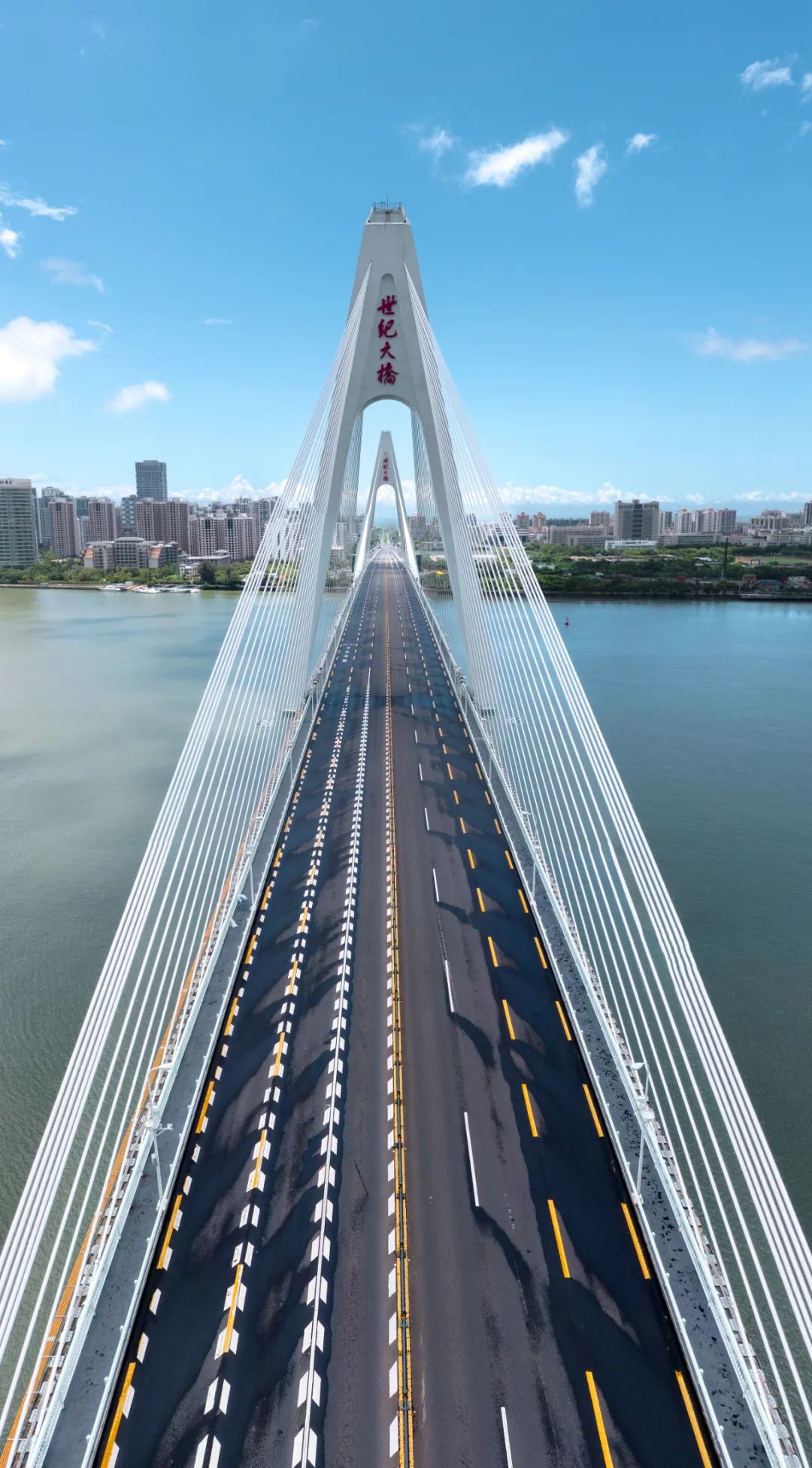 &nbsp;海口市连接主城区和海甸岛的世纪大桥.供图/杨思懿