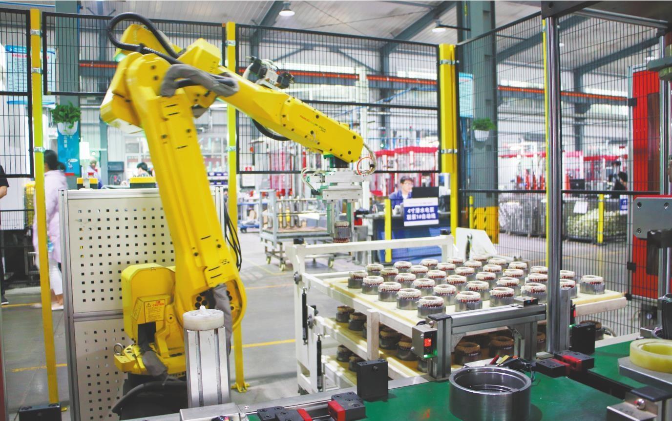 海城三鱼泵业有限公司车间里先进的机械手臂正在组装水泵.