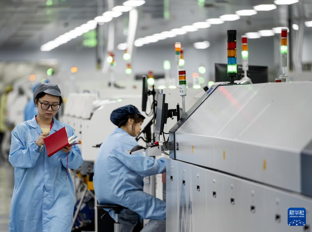 技术工人在锐捷网络股份有限公司打造的全新数字化智能工厂生产线上