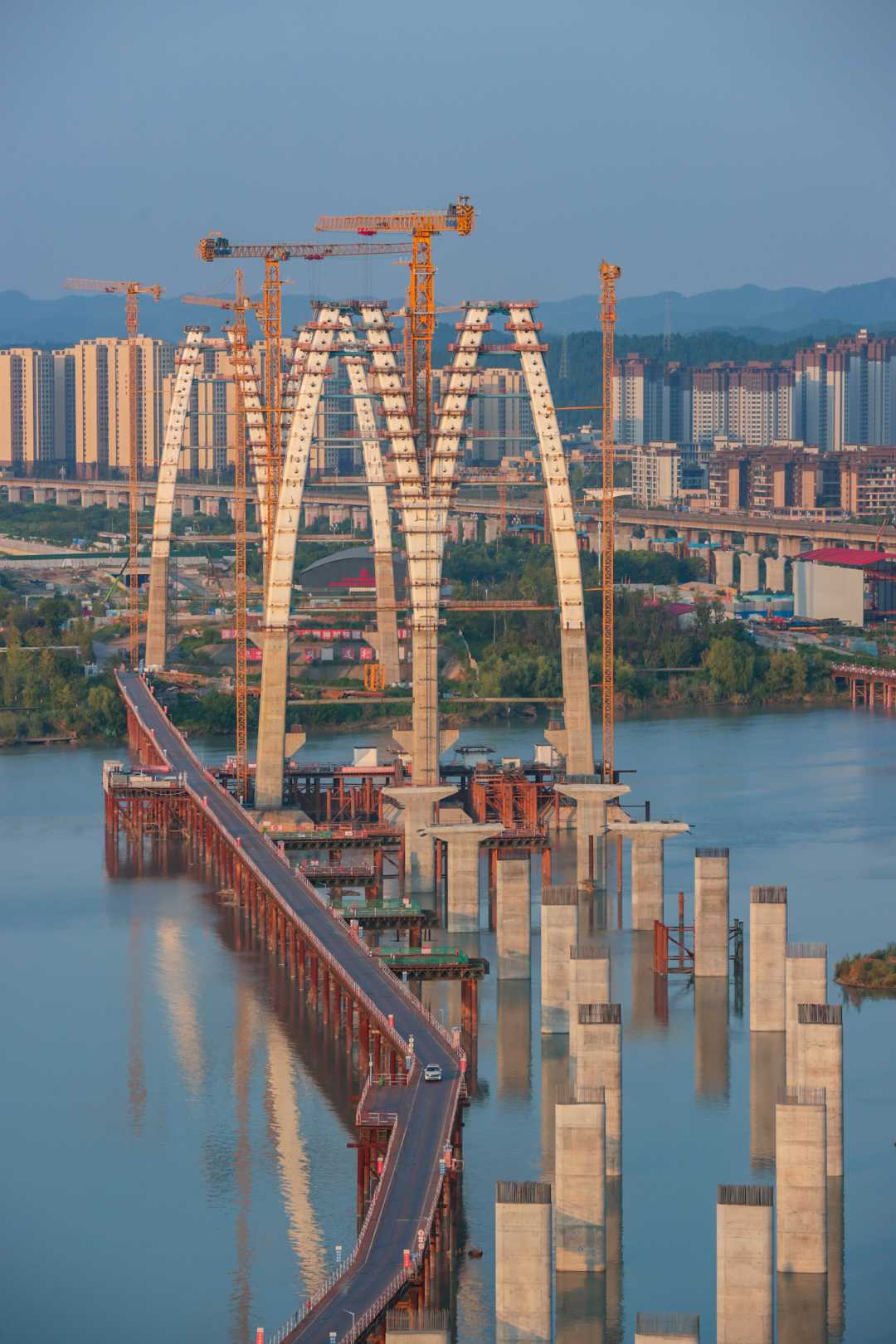 四川遂宁:大桥加快建设