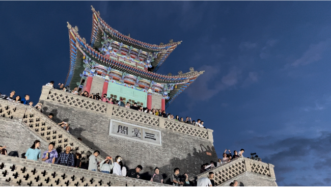 一览众山小"的壮阔风光与璀璨夜景,兰山公园建设管理委员会还为游客