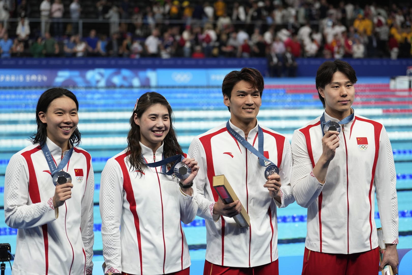 ▲8月3日，中国队获得巴黎奥运会男女混合4x100米混合泳接力银牌 据视觉中国