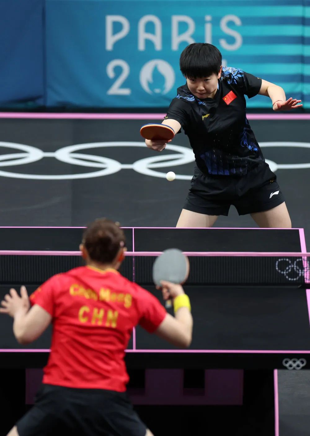 夺冠后,陈梦拥抱孙颖莎时悄悄说