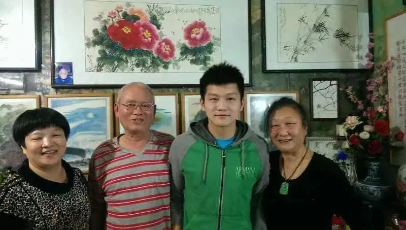 樊振东看望教练 图源/广州海珠发布