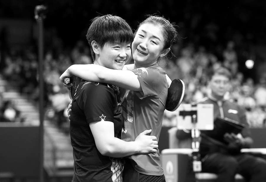 比赛结束后,陈梦与孙颖莎拥抱.本报记者 刘平 摄