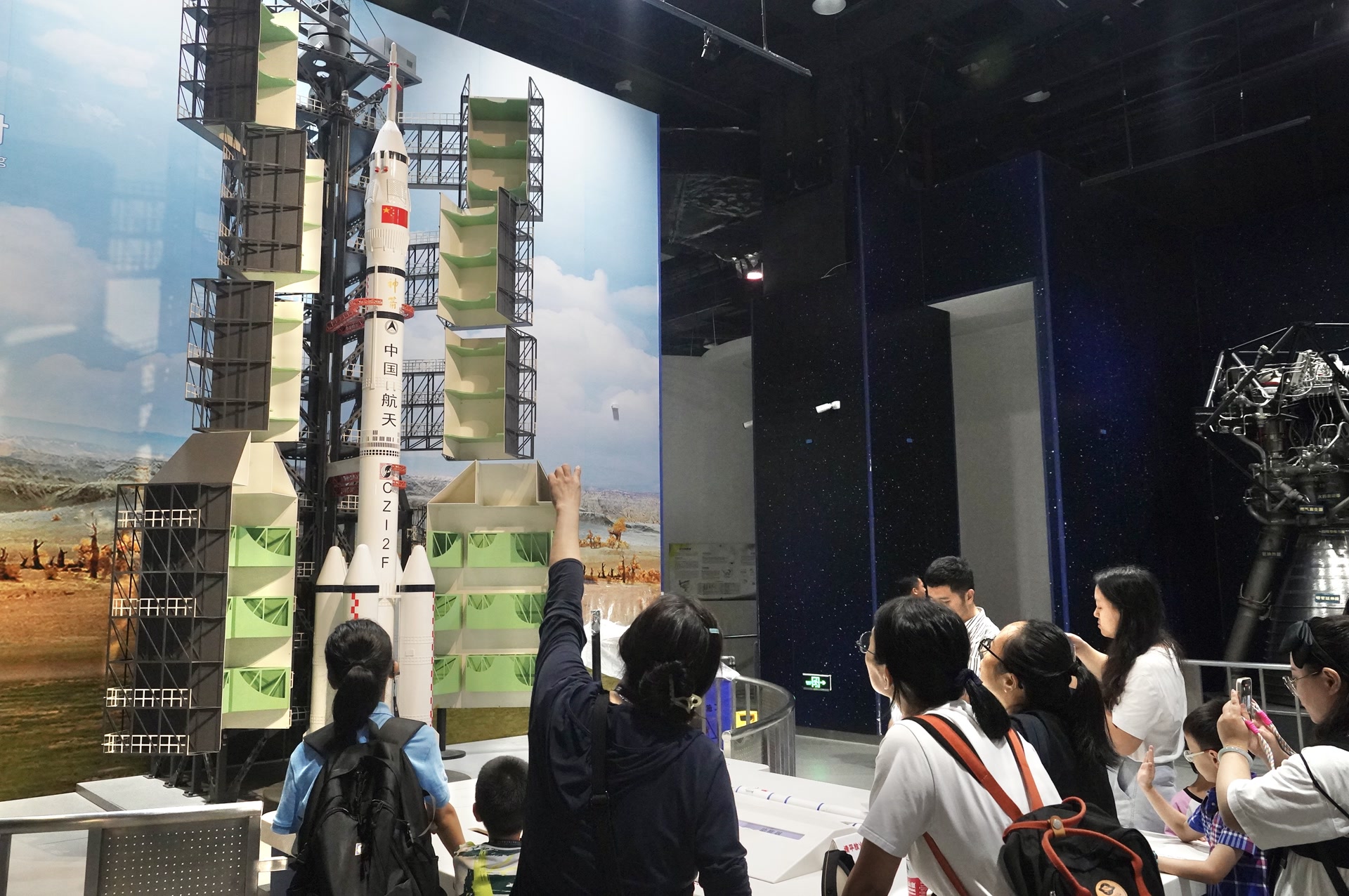 暑期过半,超70万观众走进中国科技馆|火箭_新浪财经_新浪网