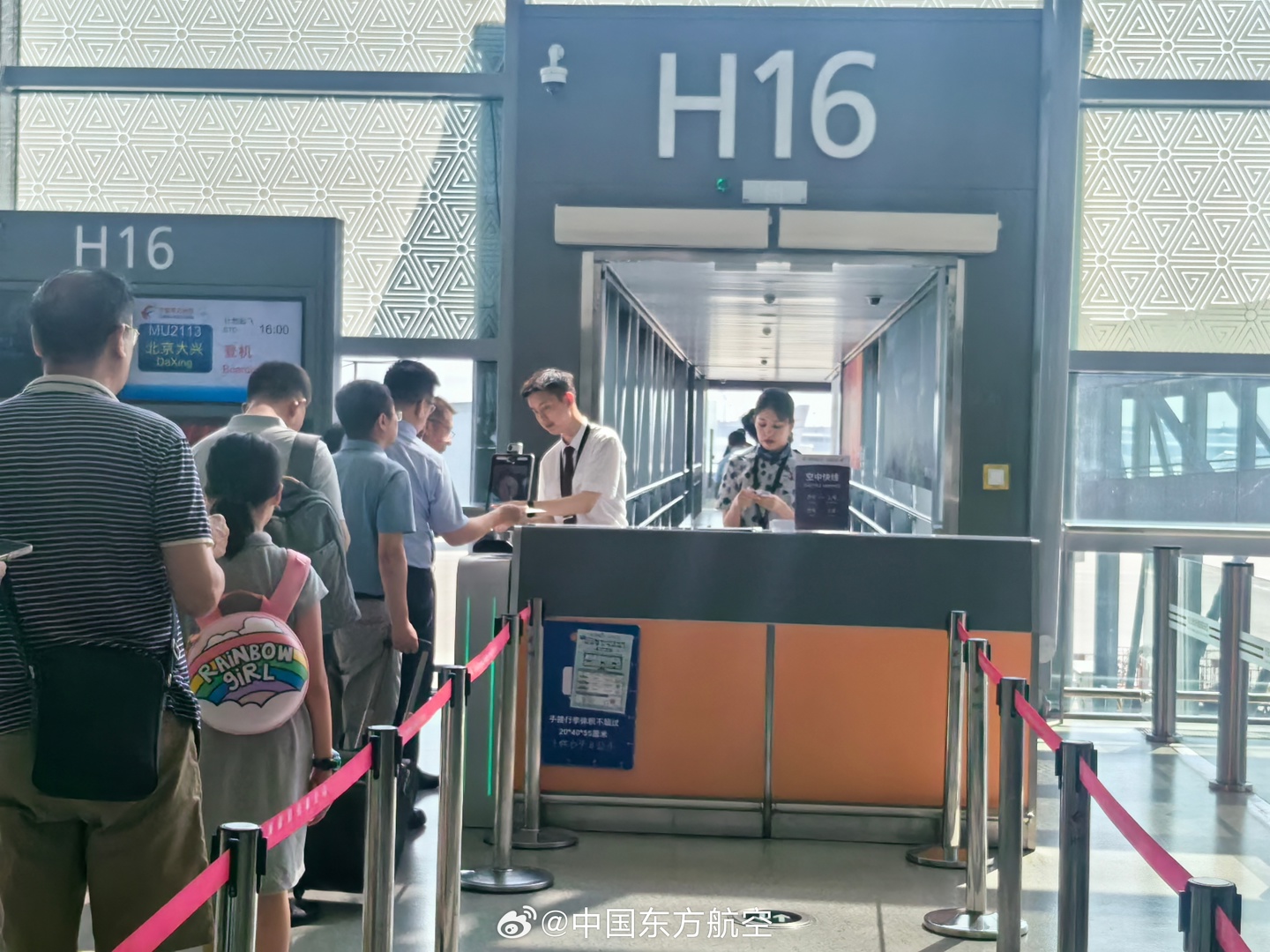 ▲ 搭乘 C919 执飞航班的旅客，从西安咸阳机场登机