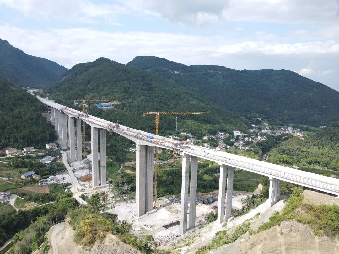 证券>正文 湖南炉慈高速公路苦竹坪特大桥全幅合龙7月31日,中铁工业(7