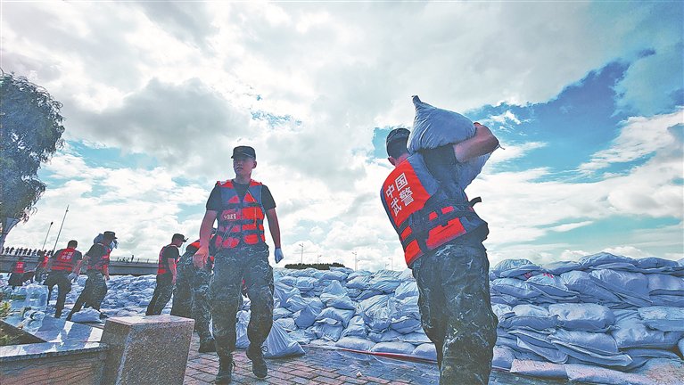 武警官兵搬运沙袋.图片除署名外均由 黄伟 本报记者 刘晓云摄