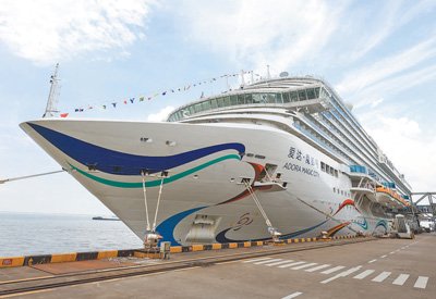停靠在上海吴淞口国际邮轮港的中国首艘国产大型邮轮"爱达·魔都号"
