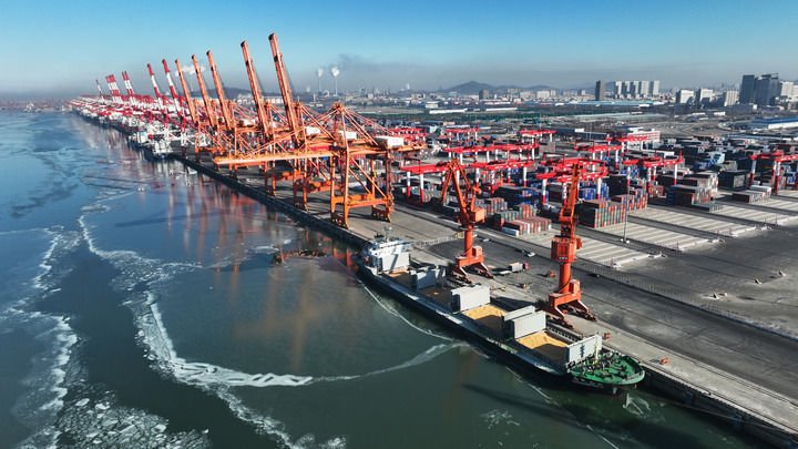 货船在辽宁营口港码头装运粮食(2024年1月10日摄,无人机照片).