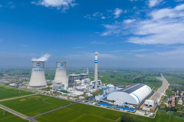 在位于襄阳的宜城电厂内,高耸的冷凝塔不断"哈"出水蒸气,百万千瓦火电