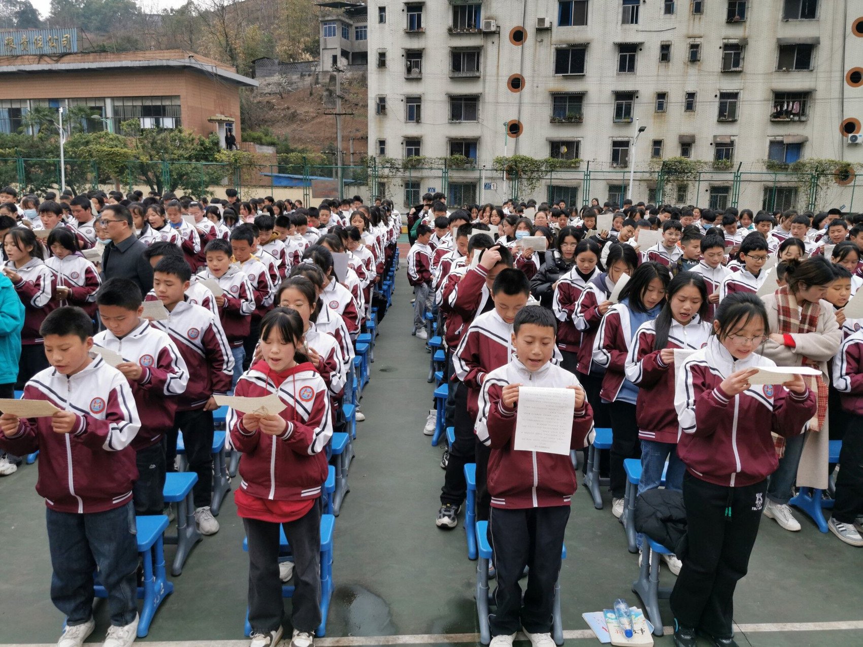 合作办学后的峨边民族中学开展集体活动