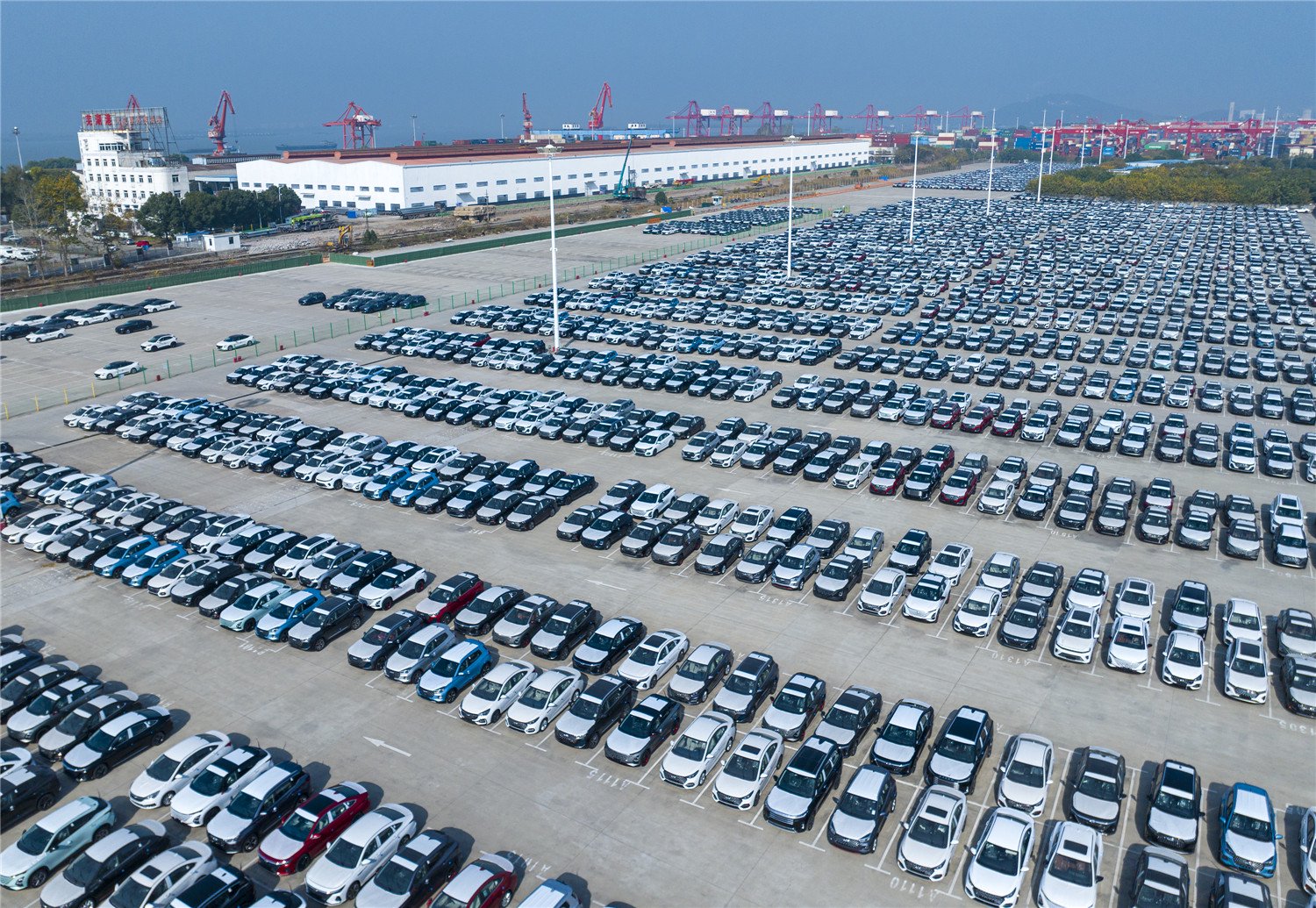 即将出口海外的奇瑞汽车整齐地停放在芜湖港朱家桥港区国际集装箱码头