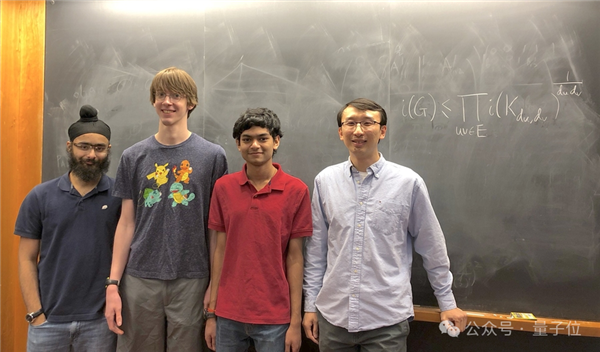 △小萨索哥和赵宇飞合影，图源：MIT