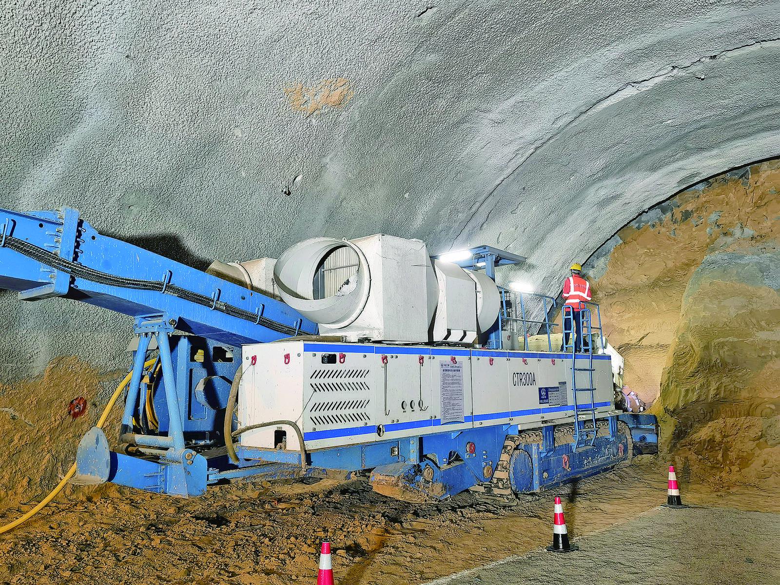 西成铁路沈家村1号隧道顺利贯通