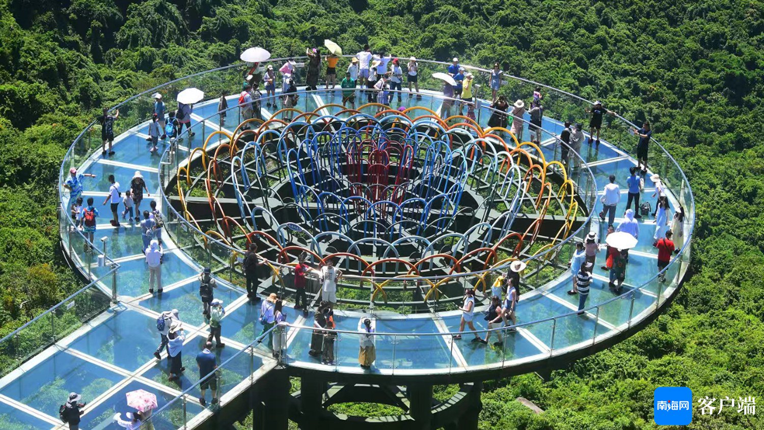 通讯员 黄庆优摄8月7日,游客畅游三亚亚龙湾热带天堂森林旅游区.