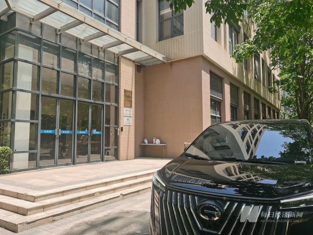 景川诊断大门口停放着一辆黑色汽车。图片来源：每经记者 陈晴 摄