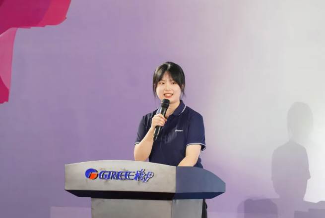 (图为新入职员工代表发言)