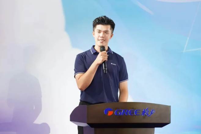 (图为新入职员工代表发言)