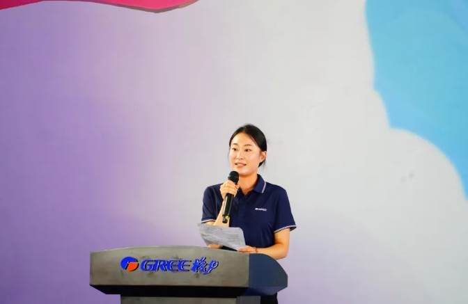 (图为新入职员工代表发言)