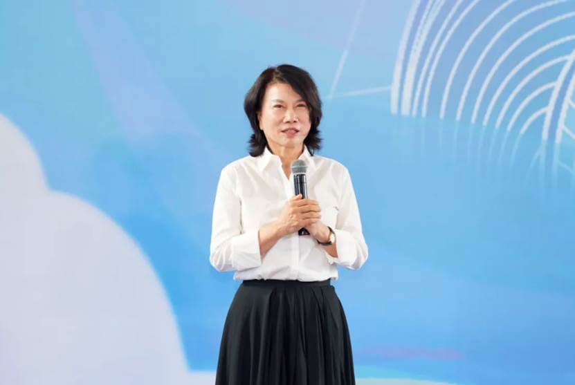 (图为格力电器董事长兼总裁董明珠发表演讲)