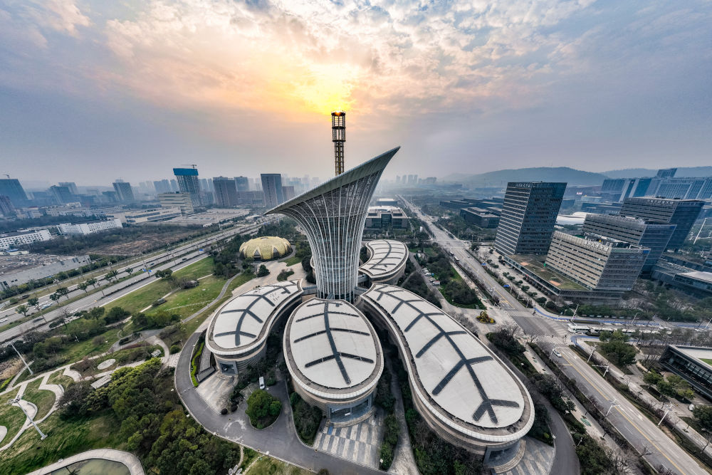 位于武汉中国光谷未来科技城的武汉新能源研究院大楼(2024年3月16日摄,无人机照片)。新华社记者 伍志尊 摄