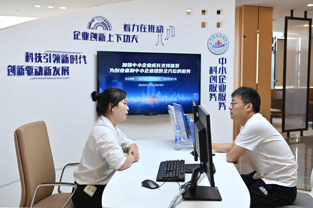 这是南昌市西湖区市民中心“企业之家”内的中小企业服务(科创)专区(2024年7月23日摄)。新华社记者 李鑫 摄