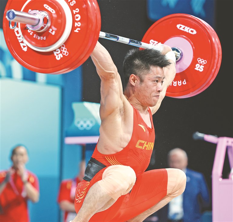 在南巴黎竞技场举行的举重男子61公斤级决赛中,中国选手李发彬在抓举