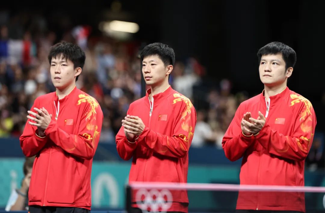 8月8日,中国选手王楚钦,马龙,樊振东(从左至右)在比赛前.