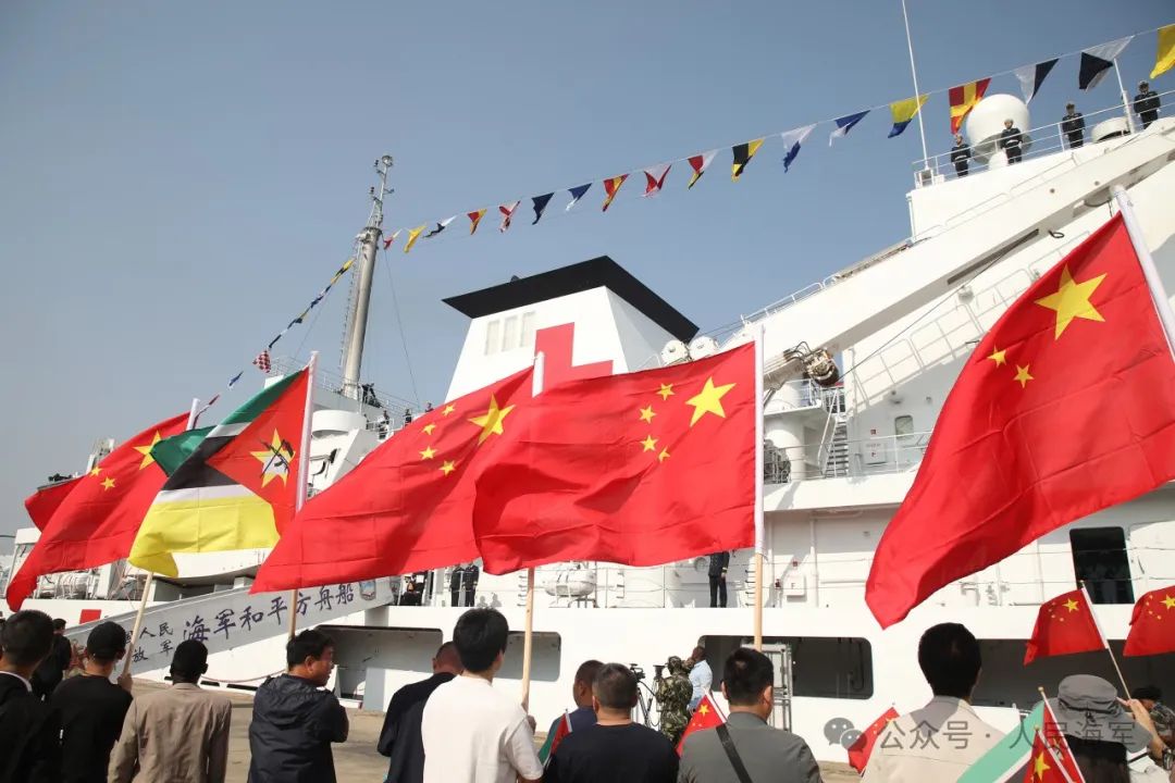 华人华侨挥动中莫两国国旗.