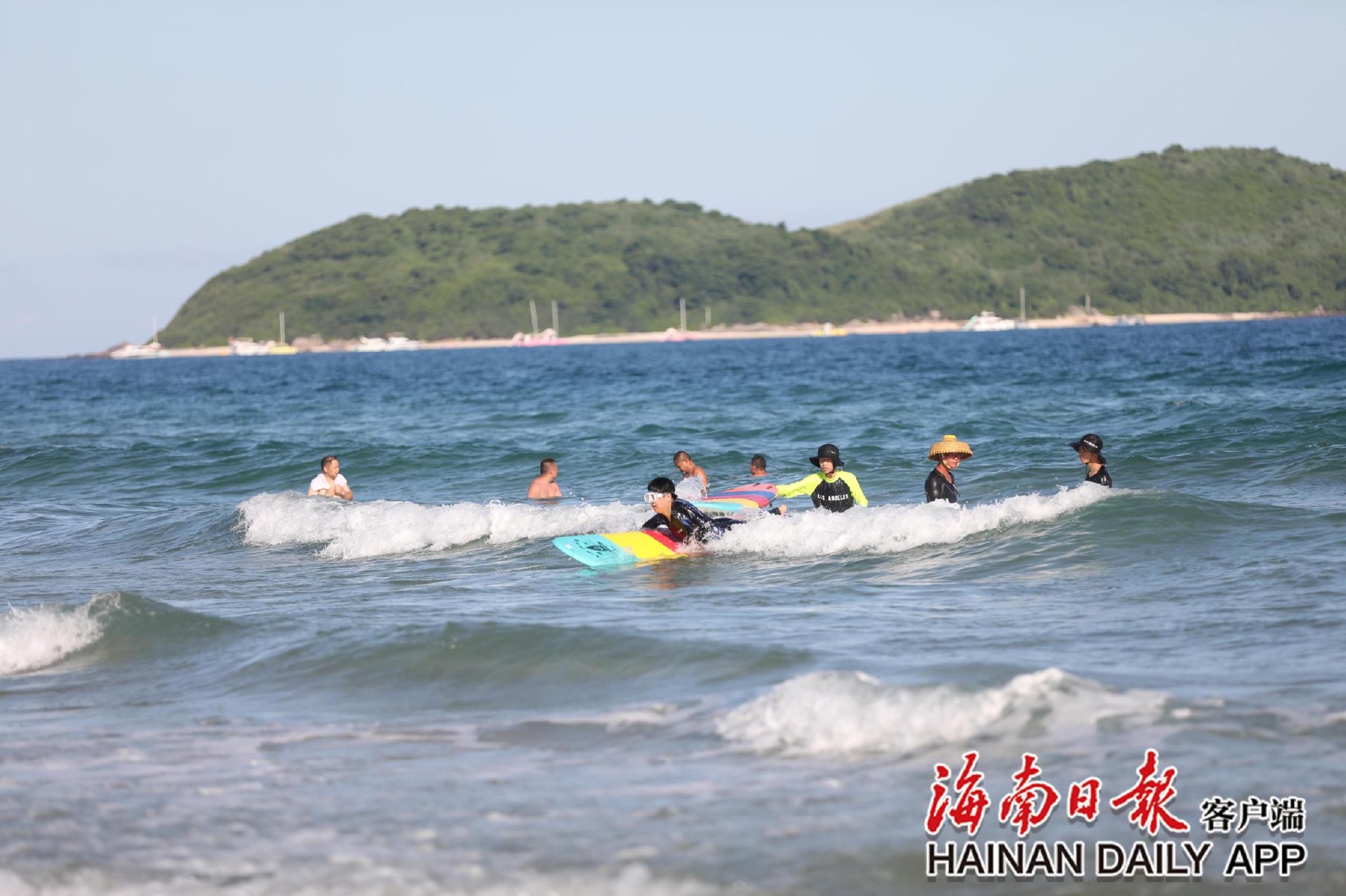 游客在万宁石梅湾感受冲浪乐趣.海南日报全媒体记者 周达延 摄