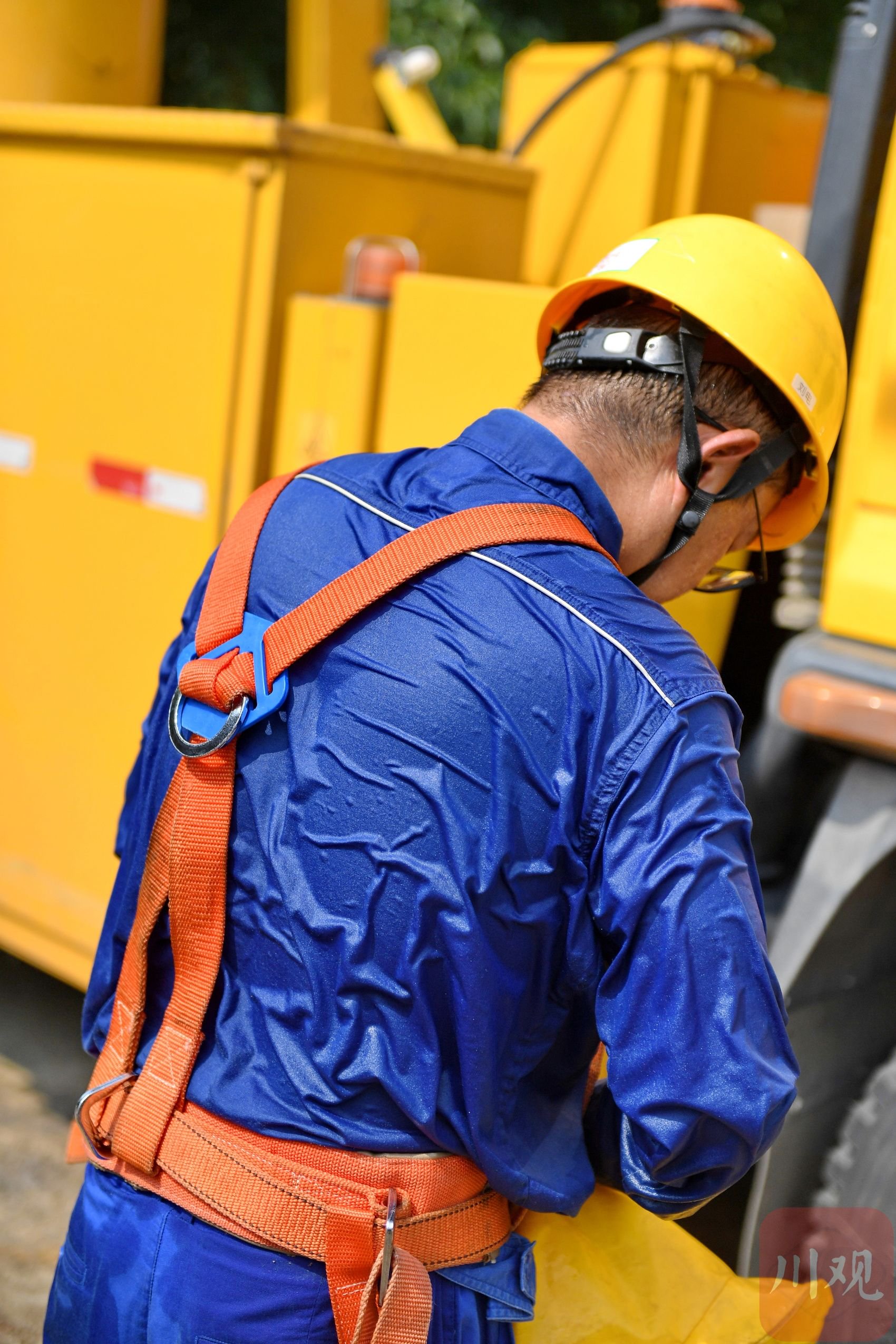 c视觉丨成都:带电作业保供电 "汗"卫清凉