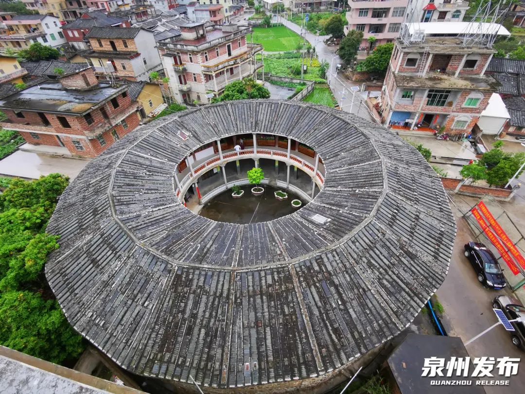 南安码头镇的康安土楼(泉州晚报社资料图片)