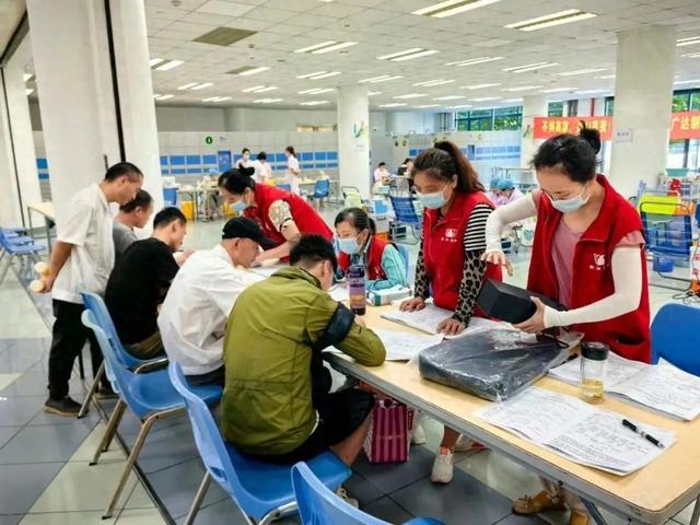8月4日,松江经开区,区血站和达丰(上海)电脑有限公司联合开展无偿献血