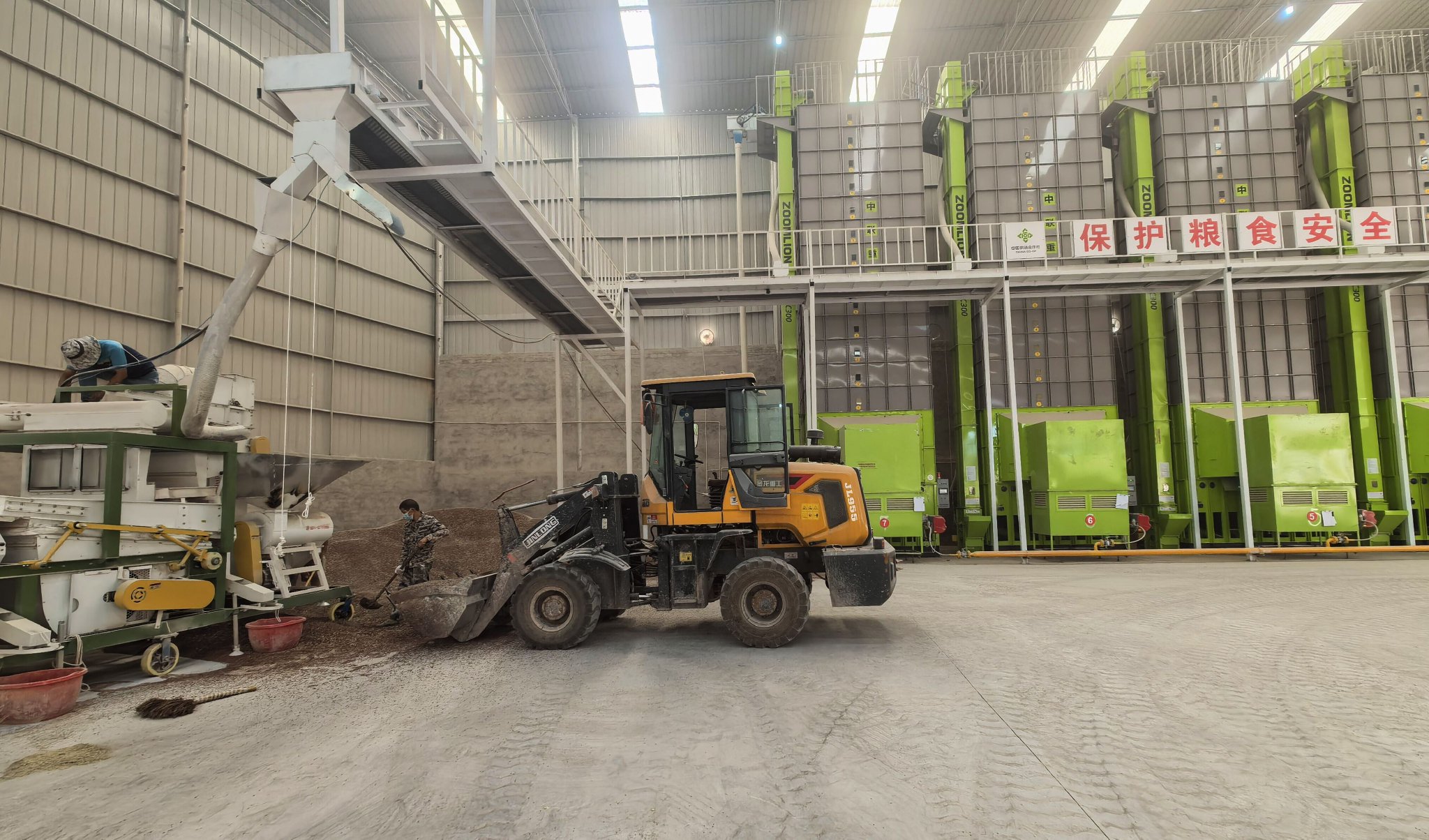 重庆铜梁:闲置地建起大型粮食烘干中心