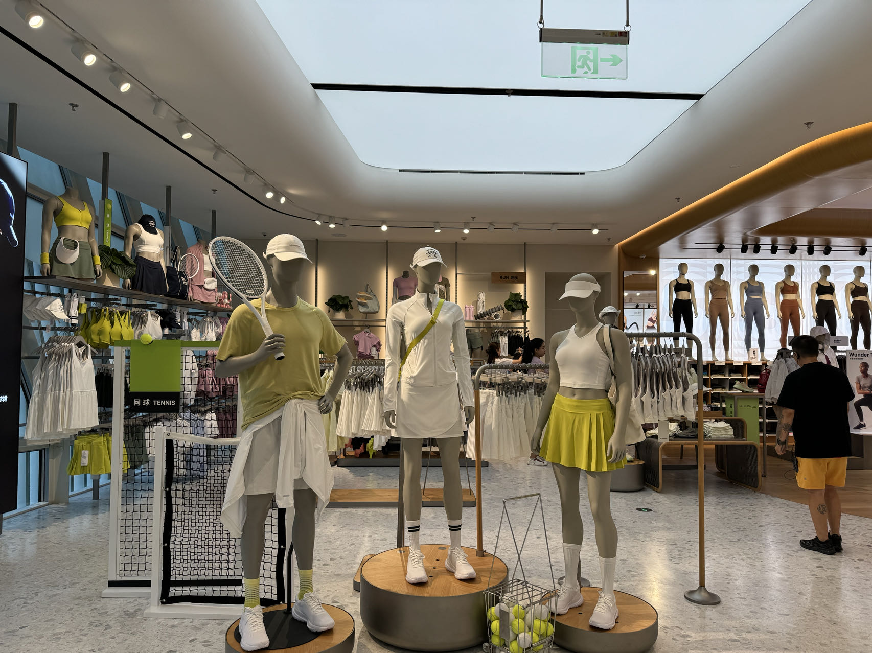 直接冲到店铺买网球裙的话,"可能会挑花眼,推出网球裙的服装品牌太多