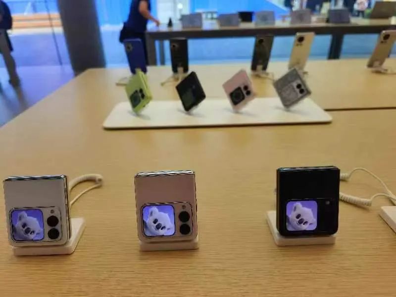 深圳南山华为全球旗舰店展示的nova Flip产品 本报记者 张兴旺/摄