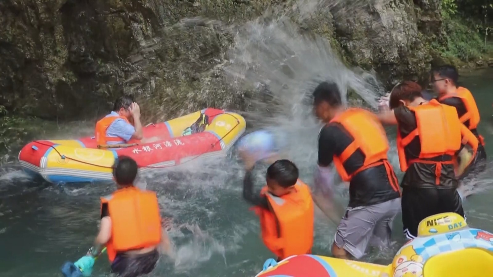 贵州桐梓:凉爽漂流带热"避暑经济"