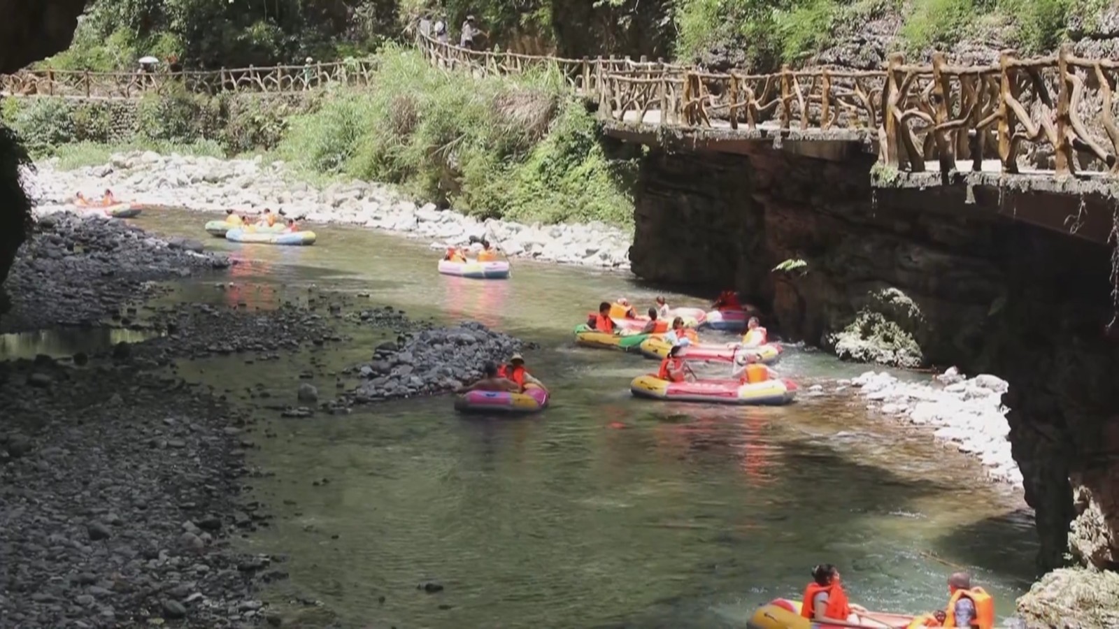 贵州桐梓:凉爽漂流带热"避暑经济"