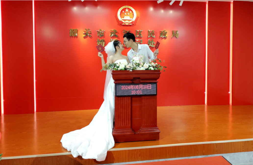 拿到结婚证的新人拍照留念.钟政宽 摄