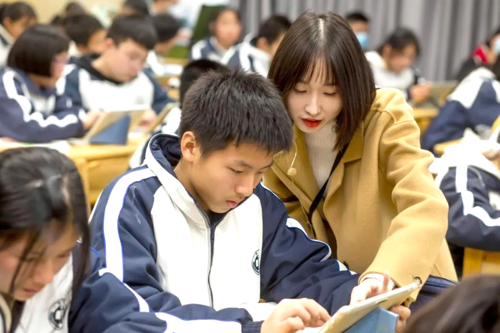 观潮的螃蟹丨给中小学老师减负动真格,湖南"减法题"加法做
